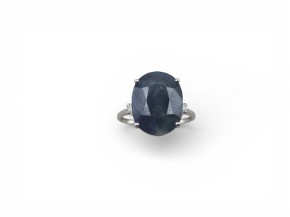 Bague en or gris 750 millièmes centrée d'un...