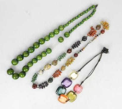 COSTUME JEWELRY. Lot including pearl necklaces...