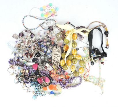 BIJOUX FANTAISIE. Lot comprenant bracelets,...