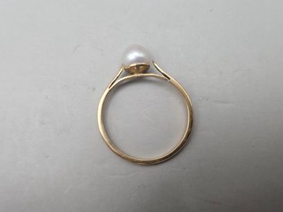 BAGUE en or jaune 750 millièmes centrée d'une...