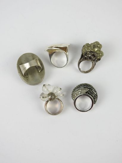 BIJOUX FANTAISIE. Lot de cinq bagues en argent...