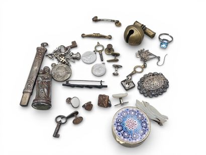 LOT de 17 bijoux et objets anciens en métal...