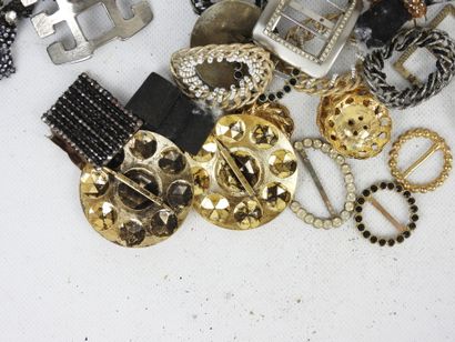 BIJOUX FANTAISIE. Lot comprenant pompon,...
