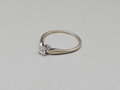 BAGUE SOLITAIRE en or gris 750 millièmes...