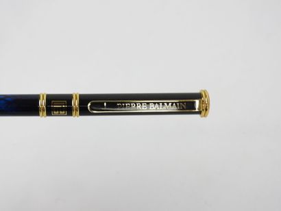 PIERRE BALMAIN - Paris. Stylo à bille. Usures...
