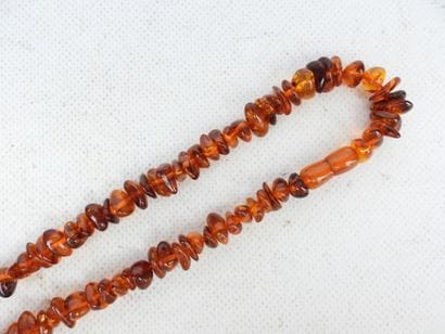 NECKLACE in amber glass. L.68 cm. Weight...