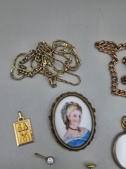 Lot de bijoux en métal doré, certains anciens,...