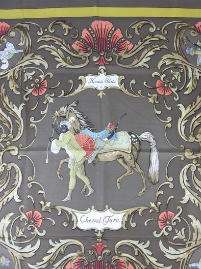 HERMES - Paris. Carré de soie modèle Cheval...