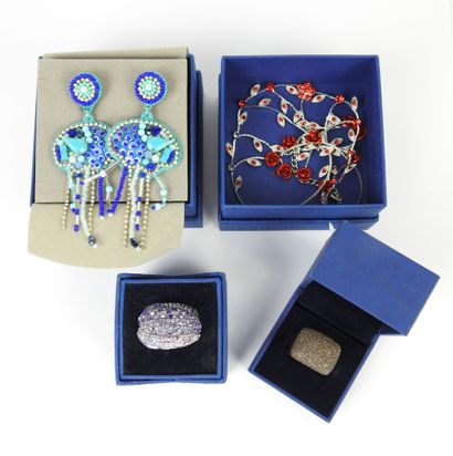 SWAROVSKI. Réunion d'un collier à décor de...