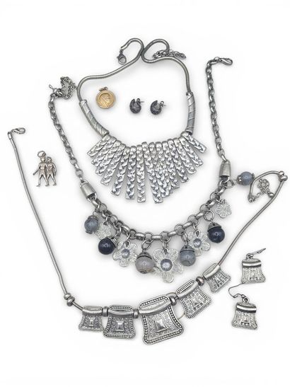 LOT de 7 bijoux comprenant une paire de boucles...