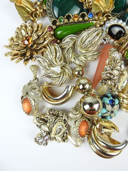 BIJOUX FANTAISIE. Lot de 17 paires de clips...
