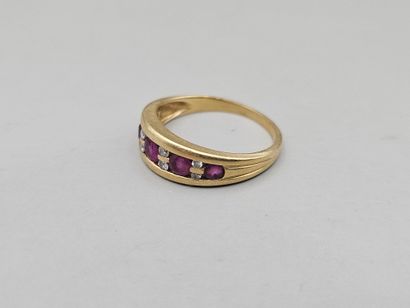 Bague jonc en or jaune 750 ornée de 5 rubis...