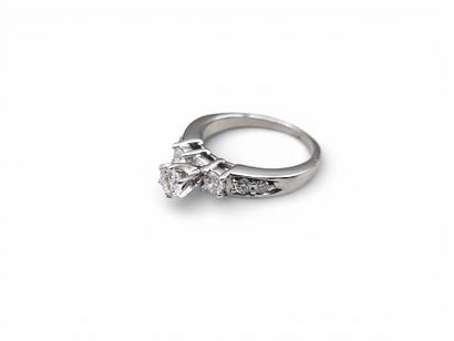 Bague en or gris 585 millièmes centrée d'un...