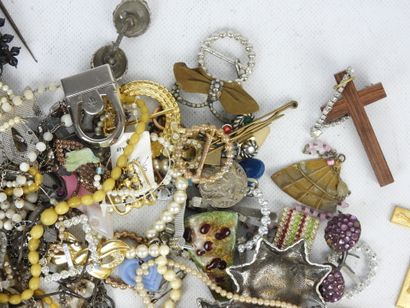 BIJOUX FANTAISIE. Lot comprenant bracelets,...