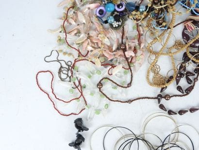 BIJOUX FANTAISIE. Lot comprenant bracelets,...