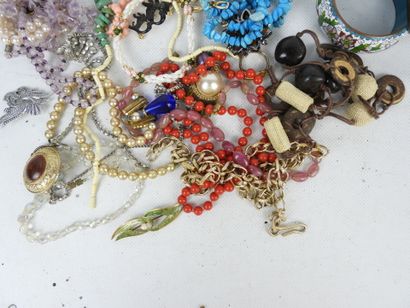 BIJOUX FANTAISIE. Lot comprenant colliers,...