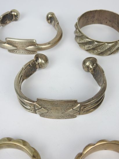 AFRIQUE DU NORD. Bracelets en argent bas-titre....