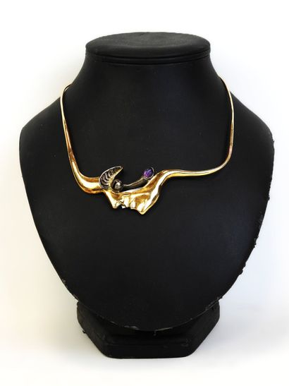 COLLIER en bronze à décor d'un visage stylisé...