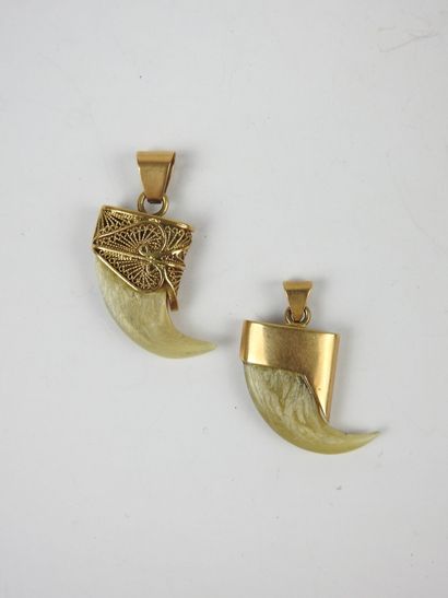 DEUX PENDENTIFS crocs monture or jaune 750/1000°....