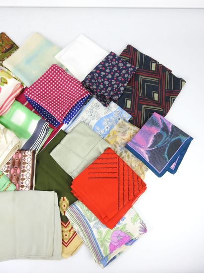 VINTAGE. Lot de 23 foulards diverses tailles...