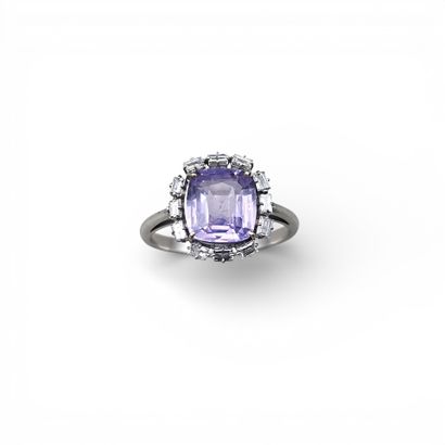 Bague en or gris 750 millièmes centrée d'un...