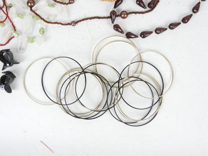 BIJOUX FANTAISIE. Lot comprenant bracelets,...