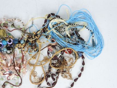 BIJOUX FANTAISIE. Lot comprenant bracelets,...