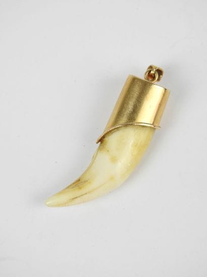 CROC PENDANT set in yellow gold. 750/1000°...