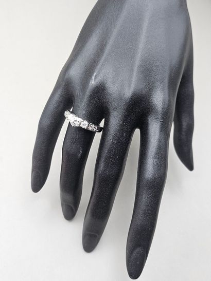 Bague en or gris 585 millièmes centrée d'un...