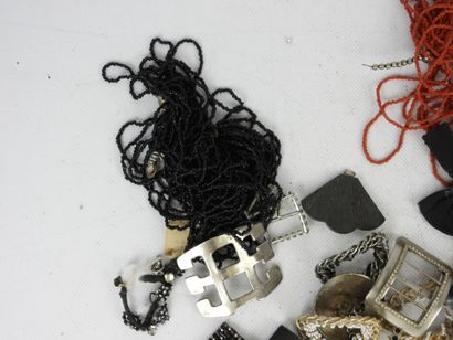 BIJOUX FANTAISIE. Lot comprenant pompon,...
