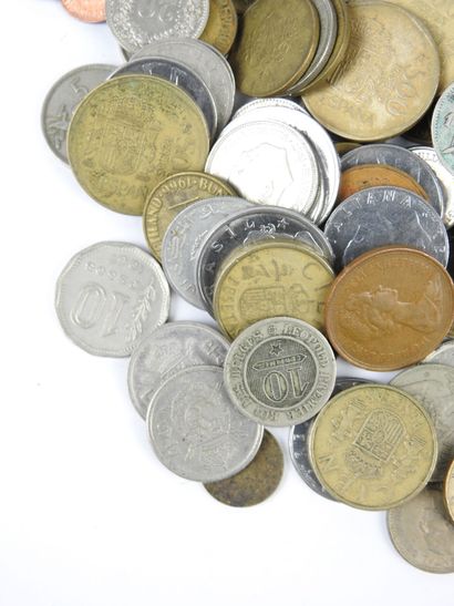 MONDE. Lot de monnaies en vrac dont France,...
