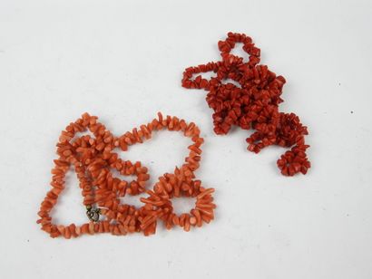 COSTUME JEWELRY. Lot including necklaces...