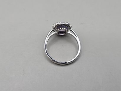 Bague en or gris 750 millièmes centrée d'un...