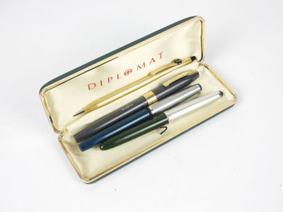 10 STYLOS dont bille et plume de marques...