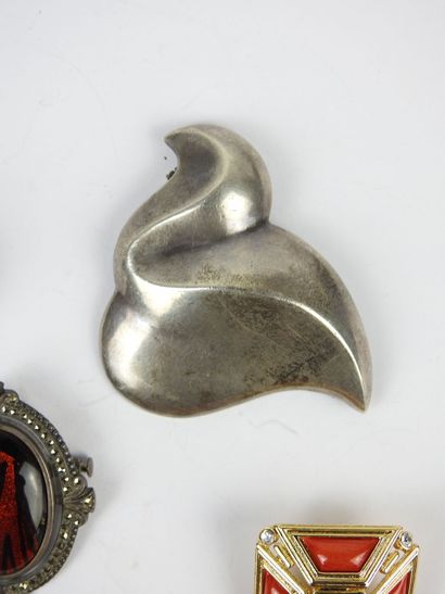 BIJOUX FANTAISIE. Lot comprenant une broche...