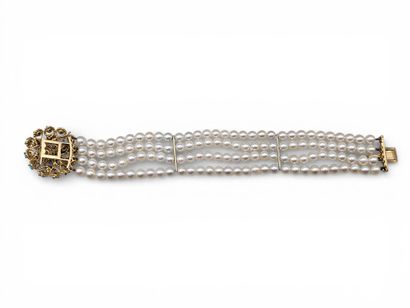 BRACELET 4 RANGS composé de 124 perles de...