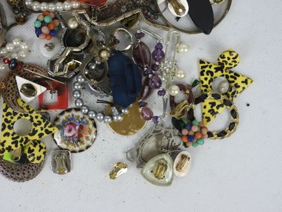 BIJOUX FANTAISIE. Lot comprenant bracelets,...