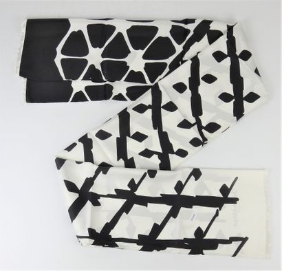 BALENCIAGA - Paris. Foulard en soie à motif...