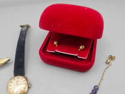 Lot de 7 bijoux fantaisie en métal doré comprenant...