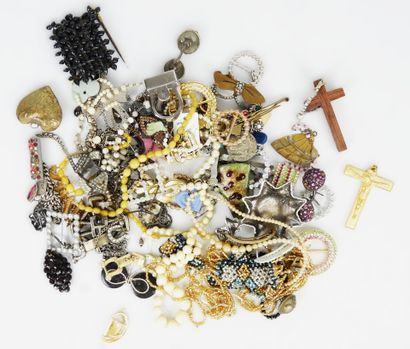 BIJOUX FANTAISIE. Lot comprenant bracelets,...