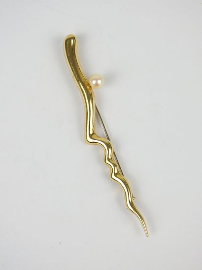 BROCHE en or jaune 750/1000° et perle. Signée...