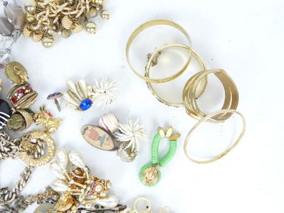BIJOUX FANTAISIE. Lot comprenant bracelets,...