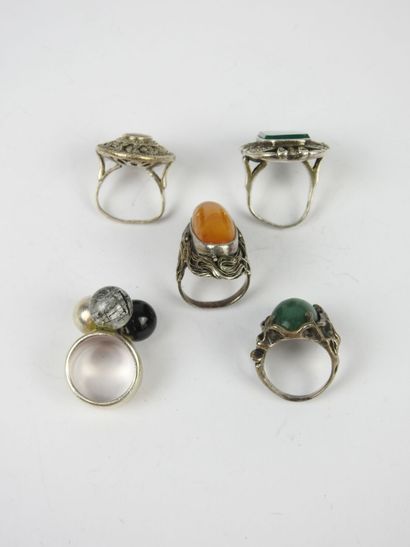 BIJOUX FANTAISIE. Lot de cinq bagues en argent...