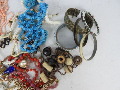 BIJOUX FANTAISIE. Lot comprenant colliers,...