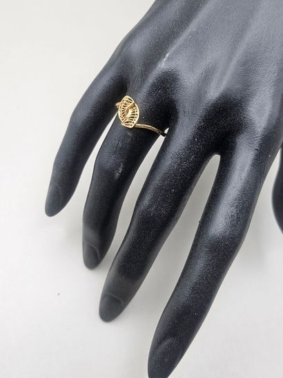 BAGUE mouvementée en or jaune 750 millièmes...