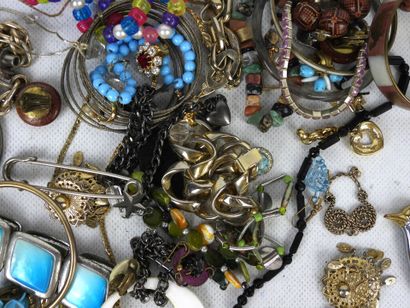 BIJOUX FANTAISIE. Lot comprenant bracelets,...