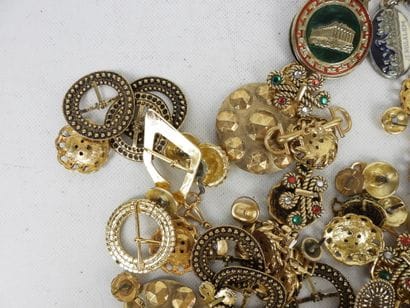BIJOUX FANTAISIE. Lot comprenant boutons,...