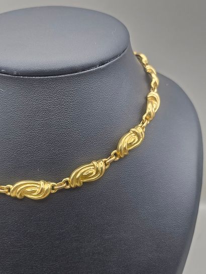 CARVEN.
Collier en métal doré à motif de...