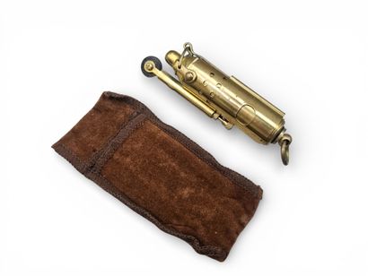 Briquet tempête à essence en laiton. 
Présenté...