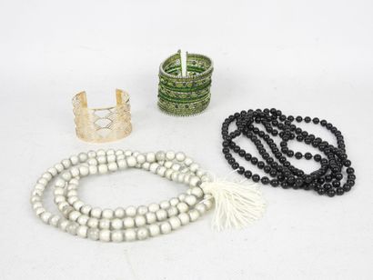 BIJOUX FANTAISIE. Lot comprenant bracelets,...